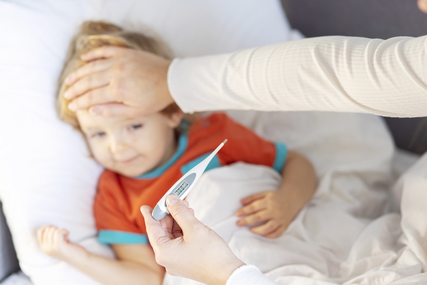 Sedmá nemoc: Infekčnost, příznaky a léčba