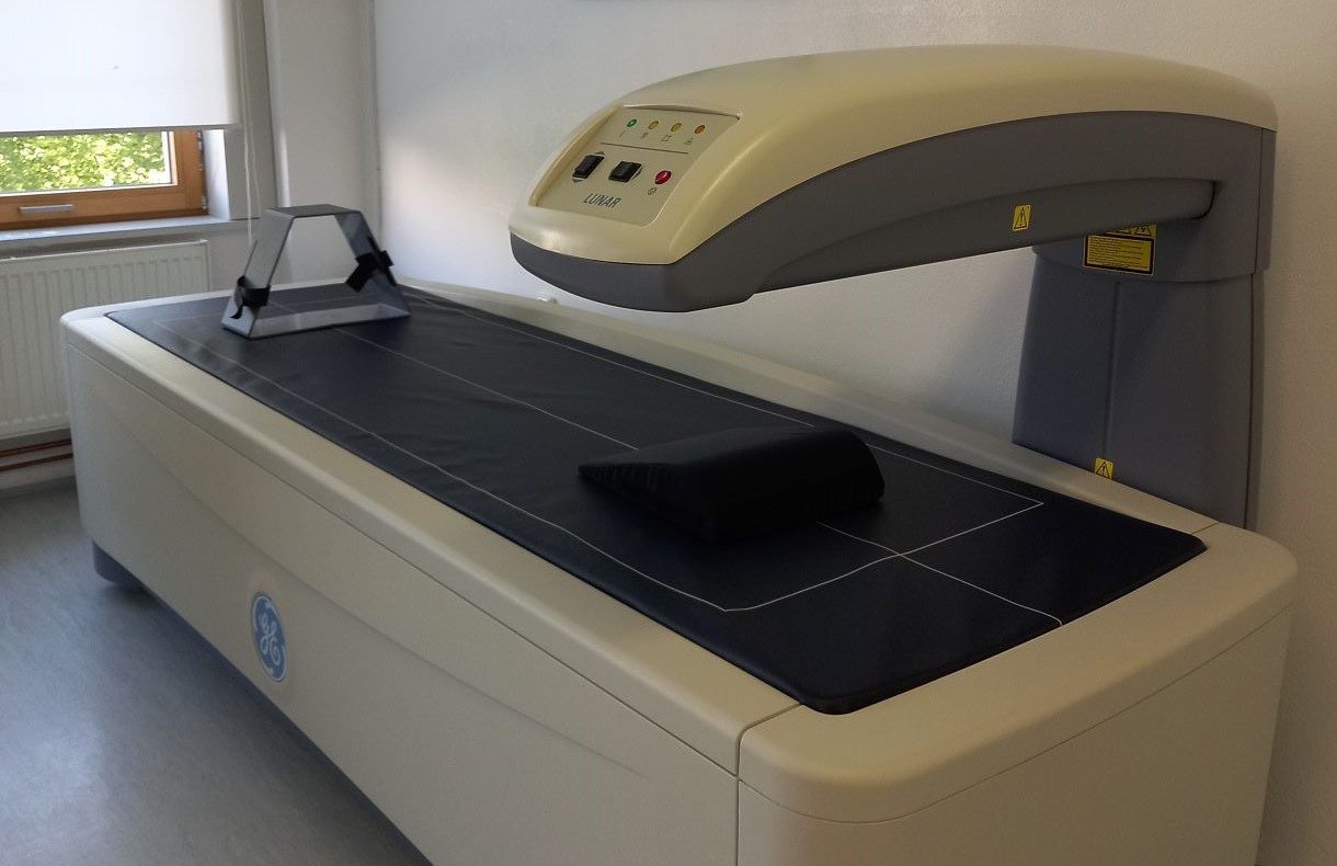 Jak probíhá denzitometrické vyšetření ukazuje reportáž "Na vlastní otvor"